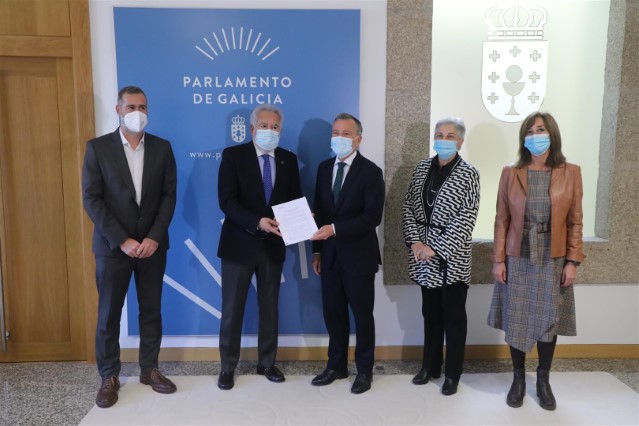 O CES entrega ao Parlamento unha declaración institucional de apoio á Economía Social de Galicia